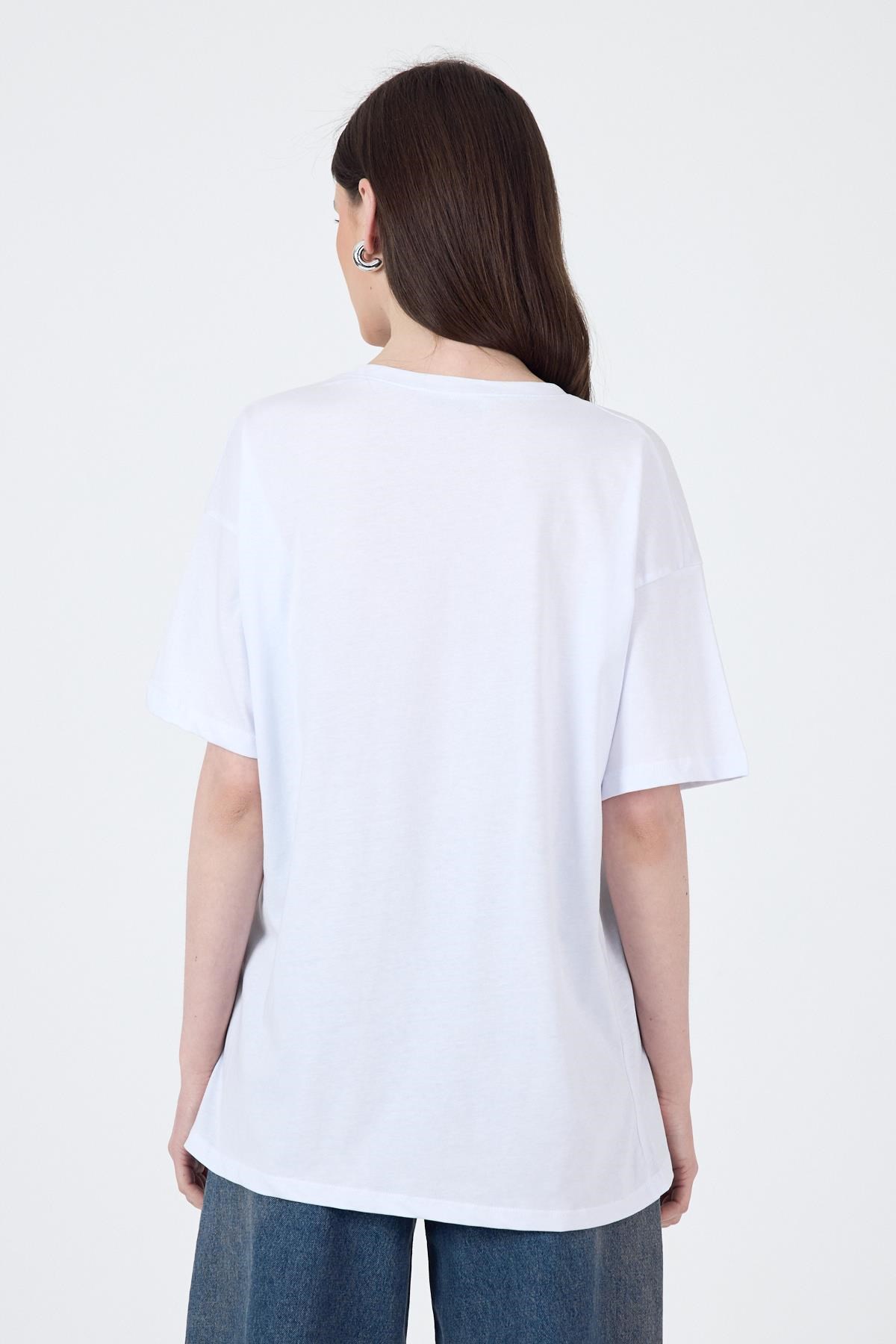 Beyaz Yazı Baskılı Pamuklu Oversize Tişört 2150-3M 5