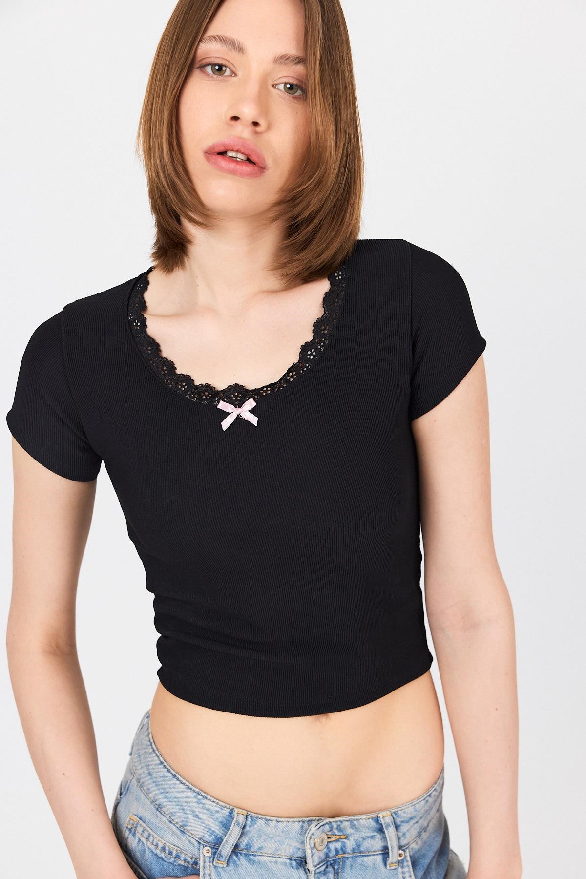 Siyah Dantel Yaka Fiyonk Detaylı Crop Tişört 2207