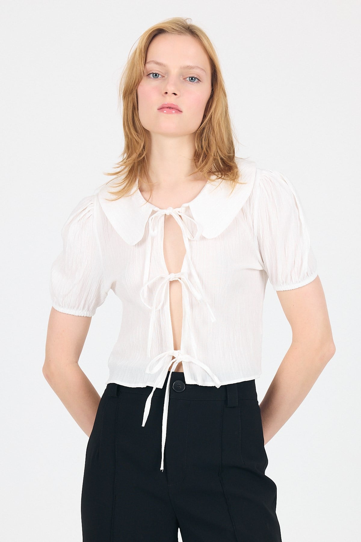 Beyaz Bağlama Detaylı Bebe Yaka Crop Bluz 8064 2