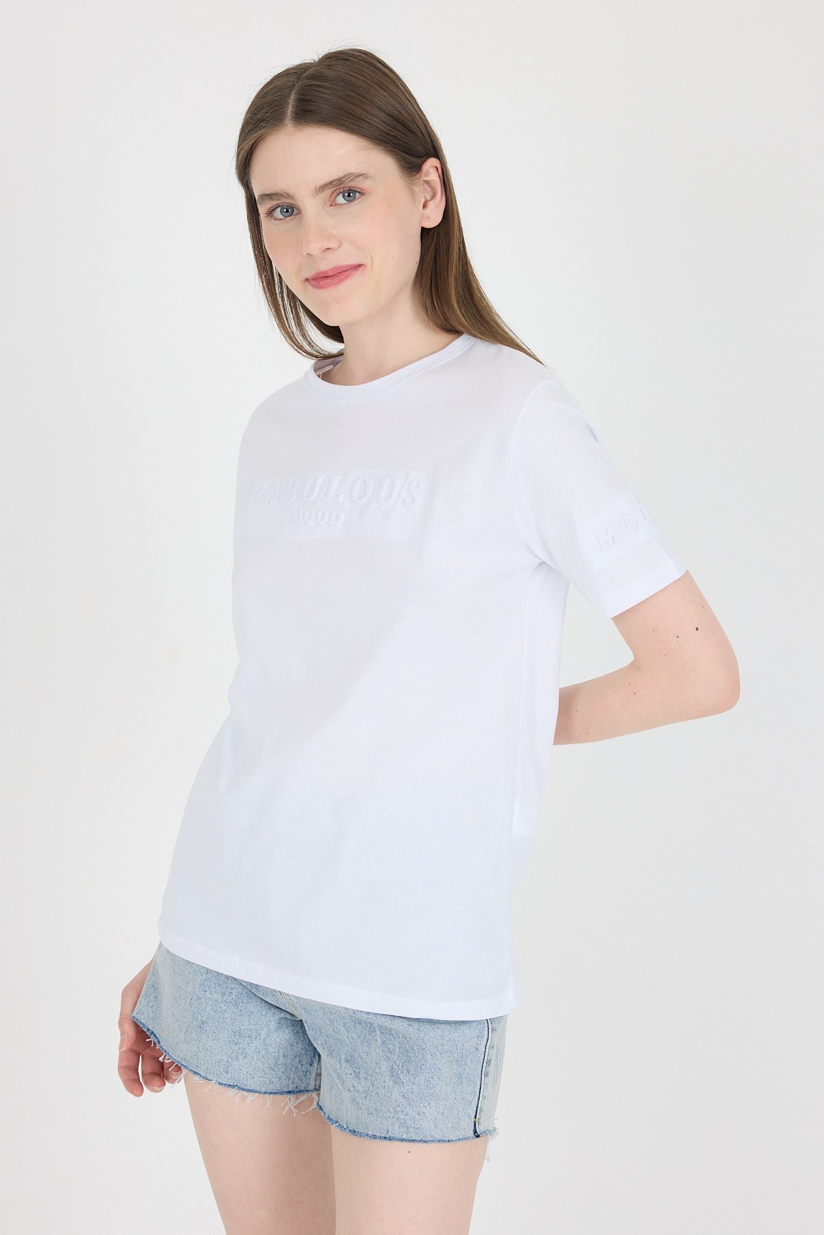Beyaz Kabartma Yazılı Relaxed Fit Tişört 25209