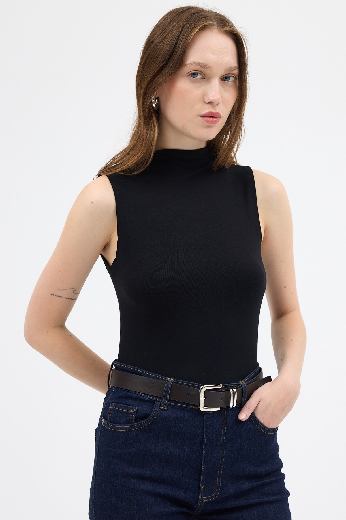 Siyah Kadın Kolsuz Yüksek Yaka Body 8155A