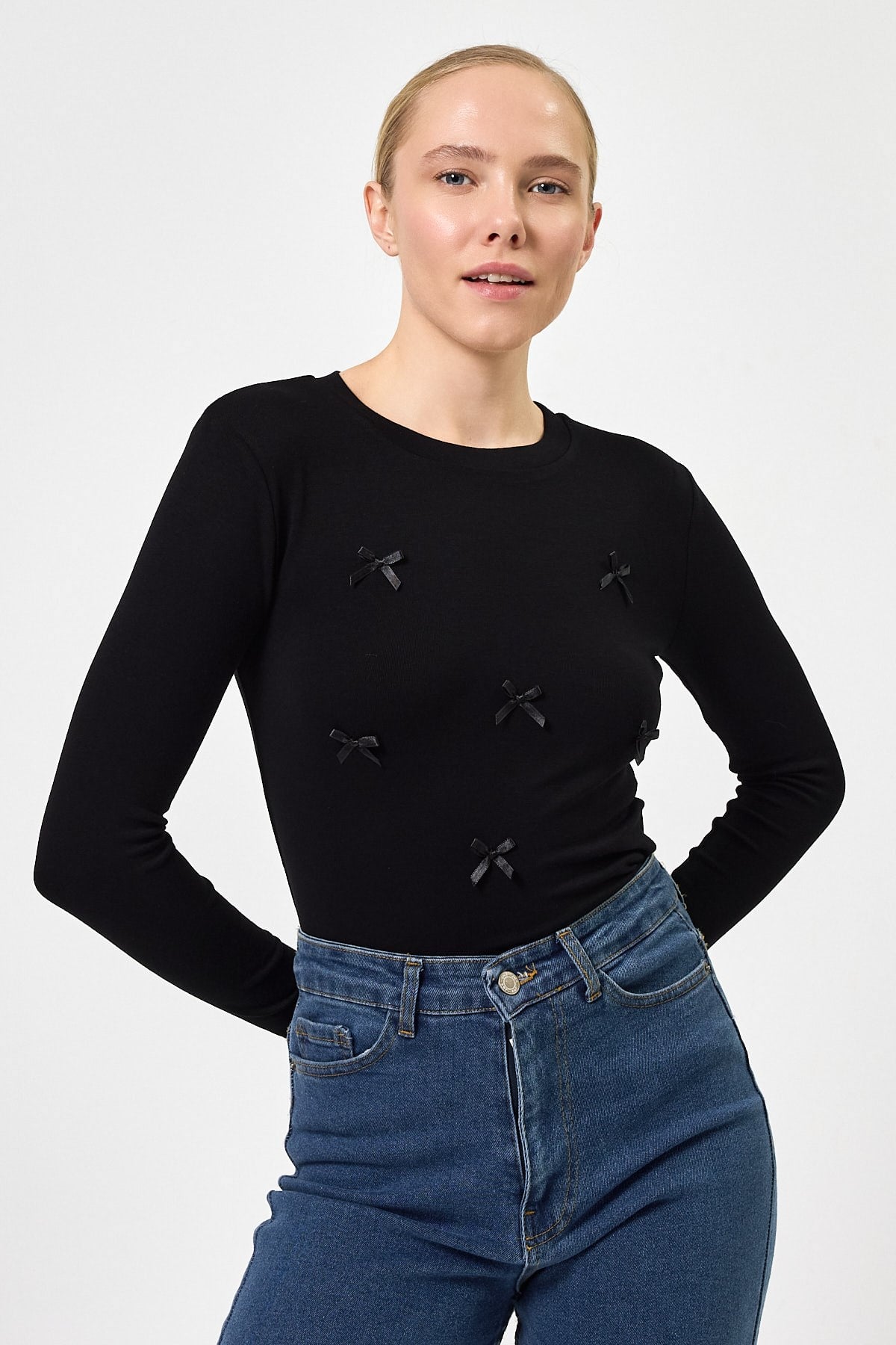 Siyah Bisiklet Yaka Kurdele Aplike Detaylı Kadın Crop Body 8264A