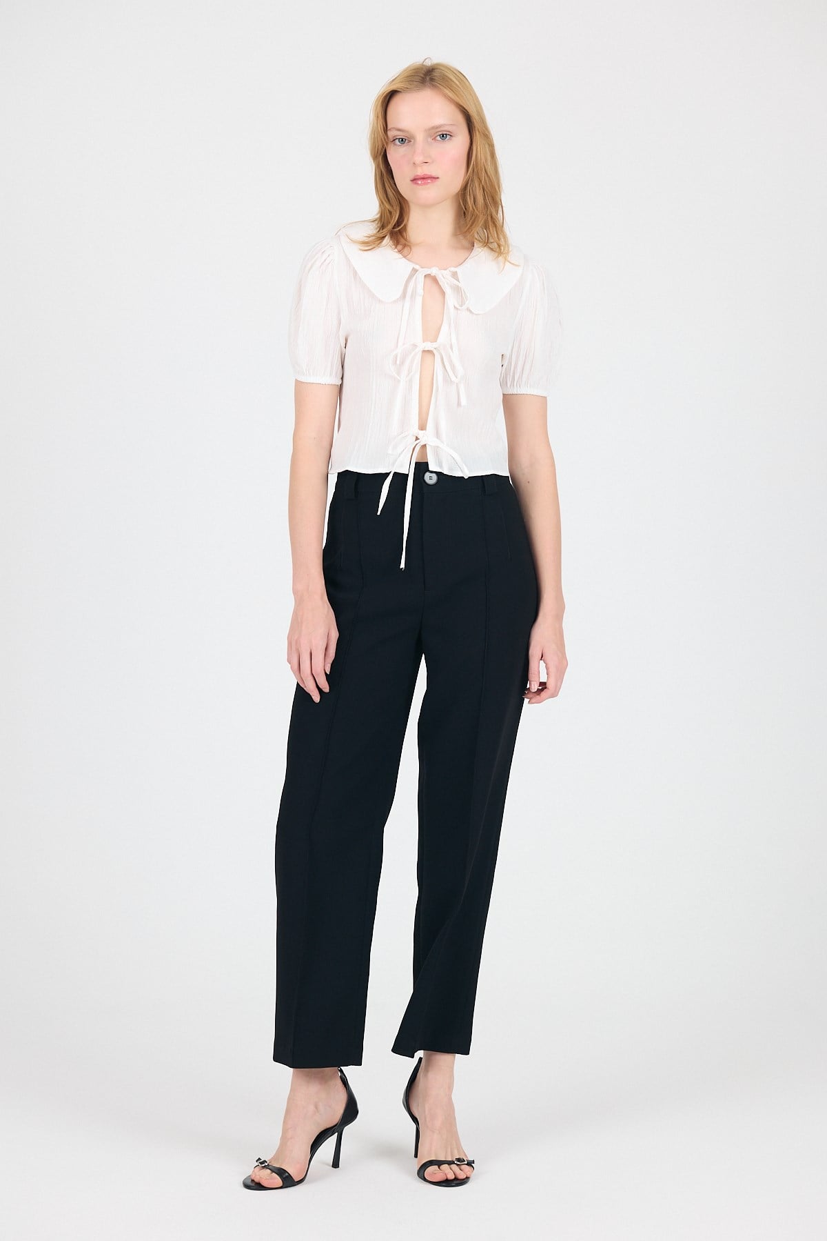 Beyaz Bağlama Detaylı Bebe Yaka Crop Bluz 8064 3