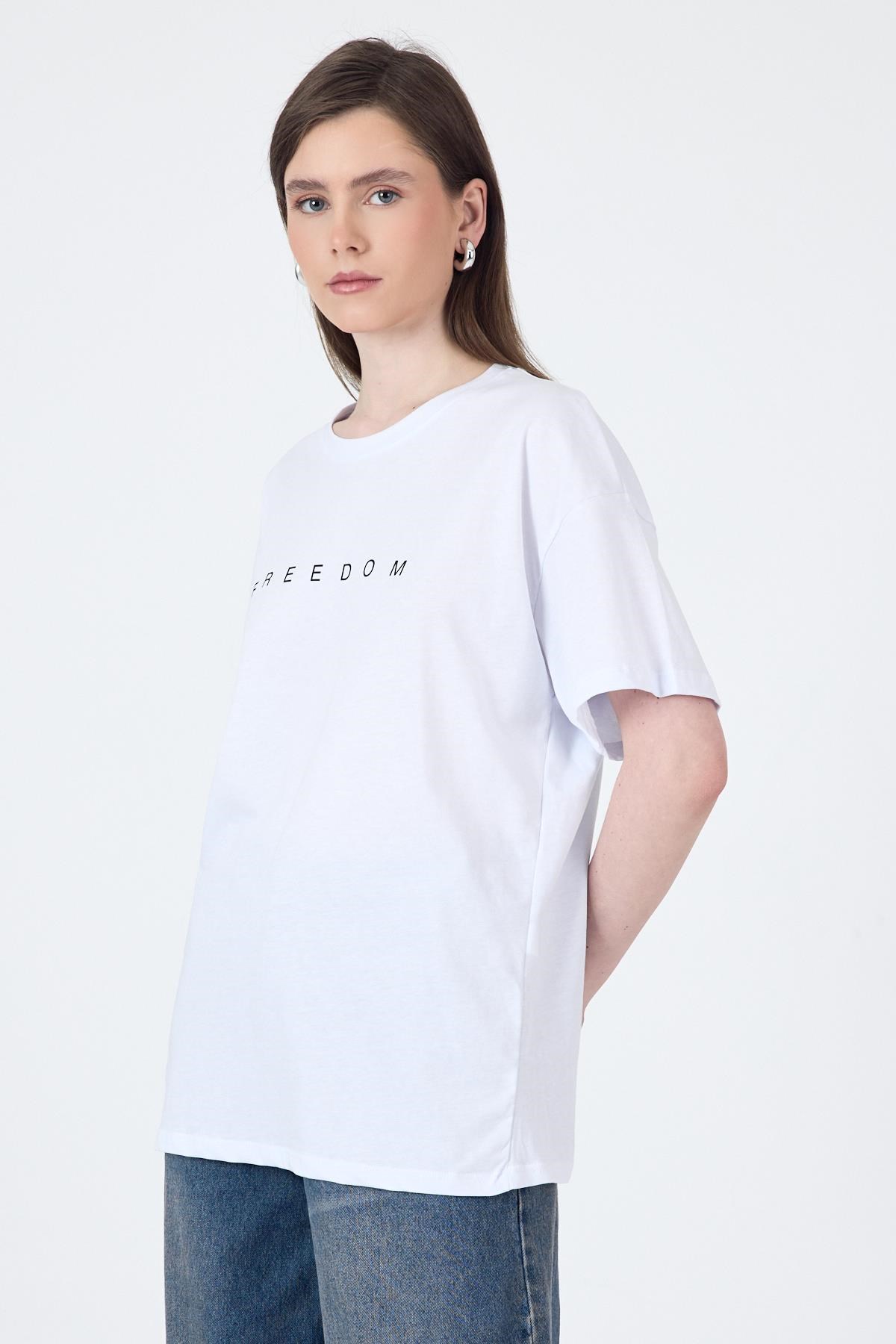 Beyaz Yazı Baskılı Pamuklu Oversize Tişört 2150-3M 7