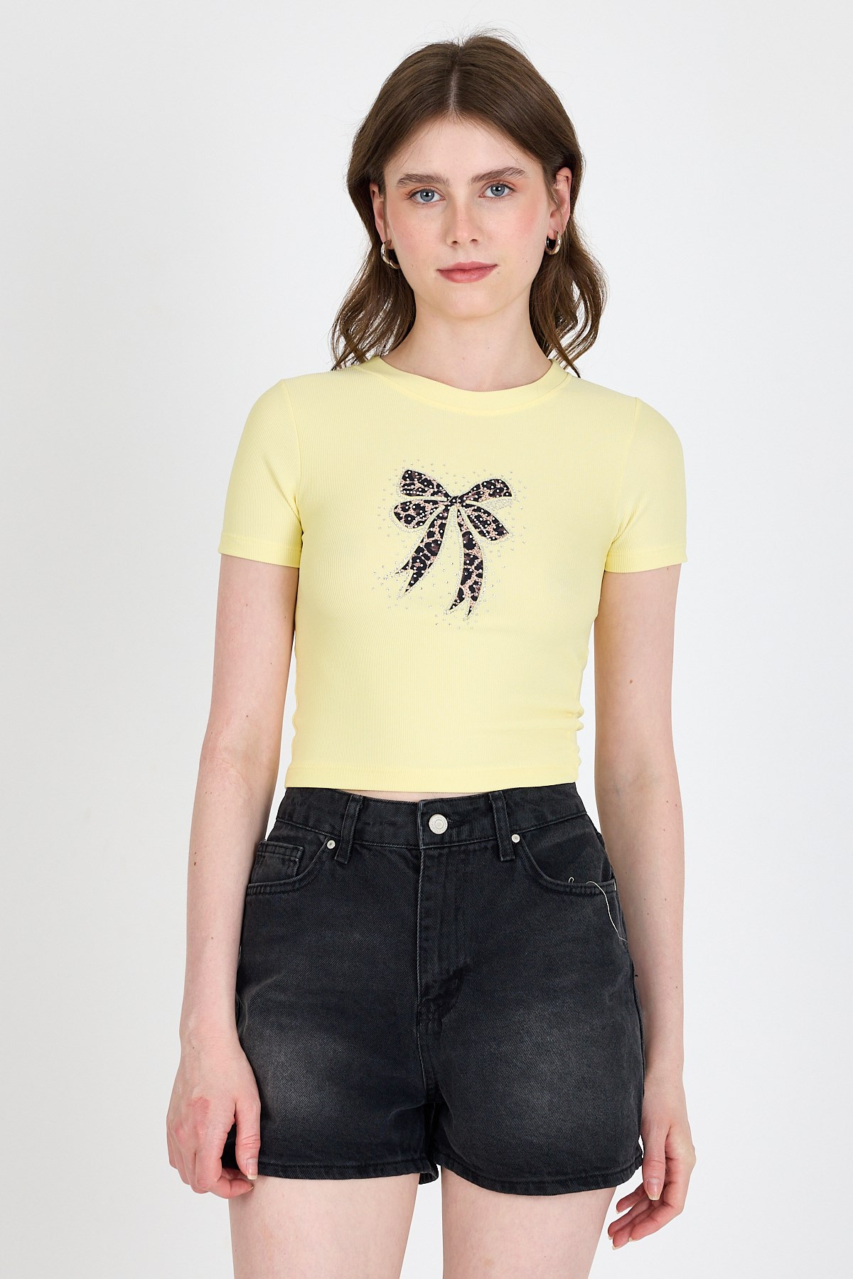 Sarı Leopar Fiyonk Baskılı Taş Detaylı Slim Fit Crop Tişört 0549-1