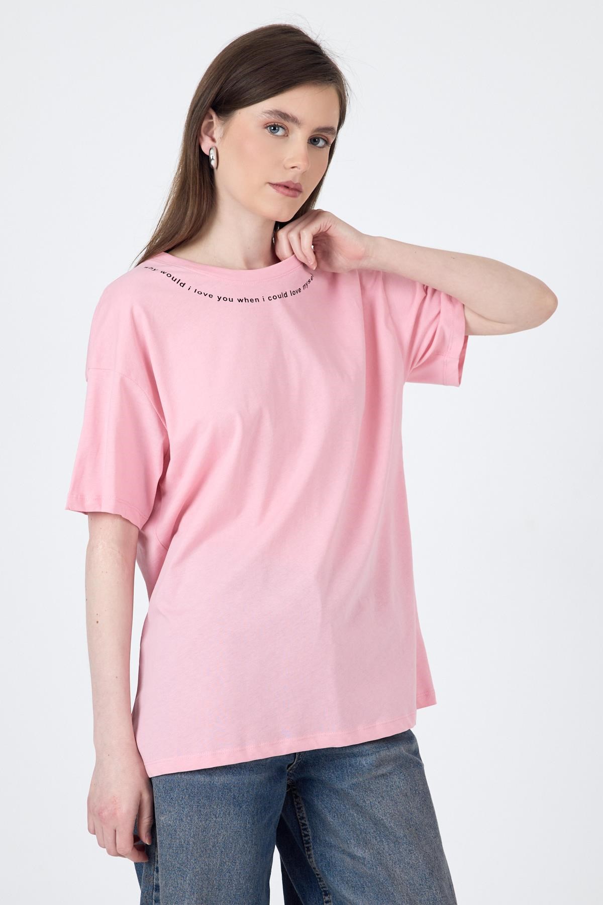 Pembe Yaka Yazı Baskılı Oversize Pamuklu Tişört 2150-34M 2